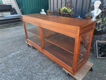 Klassieke toonbank, vitrinekast, dressoir  beschikbaar voor biedingen