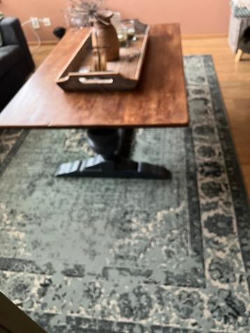 Vloerkleed in olijfkleurige tint beschikbaar voor biedingen