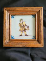 Makkummer tegeltje in lijst - de omroeper, Antiek en Kunst, Antiek | Wandborden en Tegels, Ophalen of Verzenden