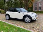 Bloedmooie Mini 1.6 16V Cooper 2009 Wit, Auto's, Voorwielaandrijving, 4 cilinders, 4 stoelen, Leder en Stof