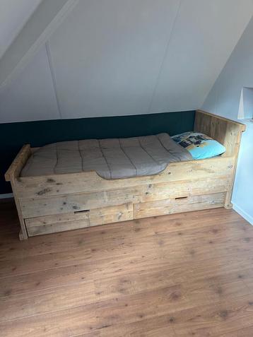 Steigerhout Bed met opberglades beschikbaar voor biedingen