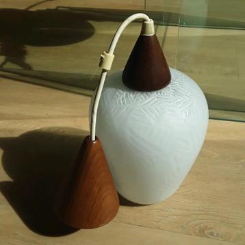 Vintage hanglamp melkglas en teakhout beschikbaar voor biedingen