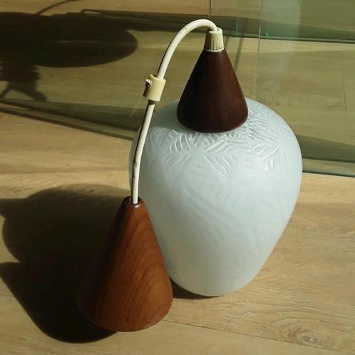 Vintage hanglamp melkglas en teakhout, Huis en Inrichting, Lampen | Hanglampen, Zo goed als nieuw, Minder dan 50 cm, Glas, Ophalen of Verzenden