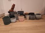 18 bloempotten, plastic potjes en mospaal, Tuin en Terras, Bloempotten, Ophalen, Gebruikt, Rond, Binnen