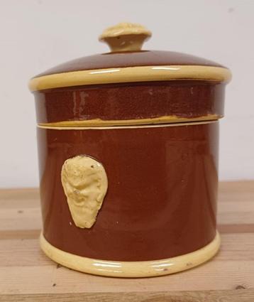 Aardewerk pot van Sarreguemines met mascarons beschikbaar voor biedingen