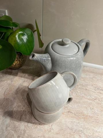 Theepot en mok butlers beschikbaar voor biedingen