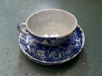 Oud kopje met schoteltje beschikbaar voor biedingen