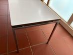 Witte lage tafel met metalen poten, Ophalen