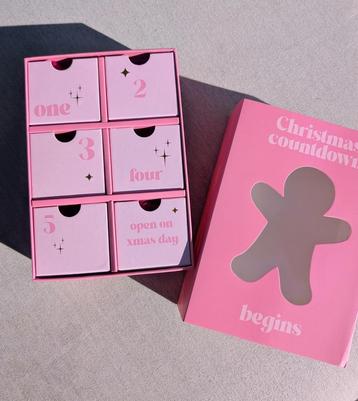 Adventskalender met 6 vakjes met gouden sieraden  beschikbaar voor biedingen