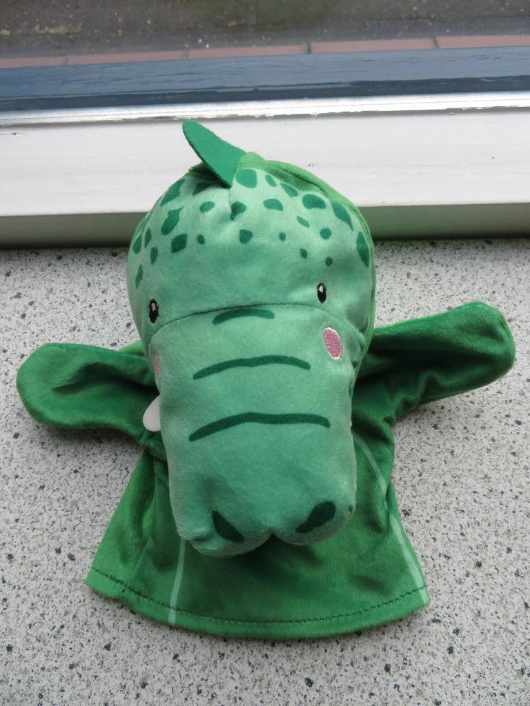 Handpop draak van IKEA zacht velours geborduurde ogen, Kinderen en Baby's, Ophalen of Verzenden, Zo goed als nieuw, Overige typen