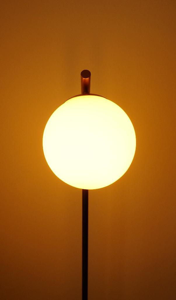 Vloerlamp  marmer messing glazen bol orb Madedotcom, Huis en Inrichting, Lampen | Vloerlampen, Zo goed als nieuw, 150 tot 200 cm