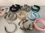 Tweed Haarbanden 20 stuks incl standaard- Nieuwstaat, Kleding | Dames, Ophalen of Verzenden, Nieuw, One size fits all
