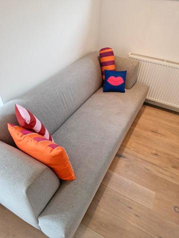 Bank grijs 205 cm breed en 72 cm hoog beschikbaar voor biedingen