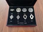 Box met originele Renault pins 1898-1992, Ophalen of Verzenden, Zo goed als nieuw, Transport, Speldje of Pin