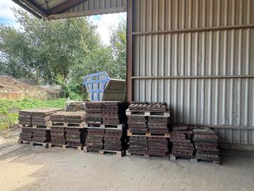 Rubberen tegels 50x50x5 +/- 43,5 m2 beschikbaar voor biedingen