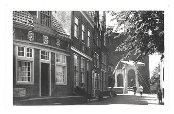 943623 Enkhuizen Bruggetje bij de Drommedaris Mooie oude  beschikbaar voor biedingen