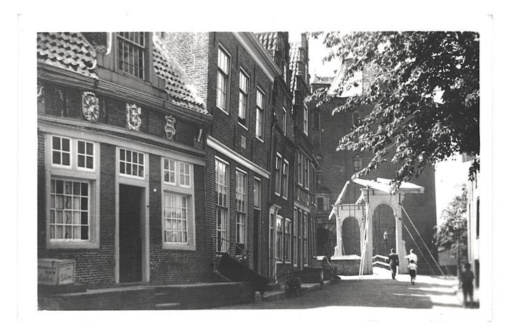 943623 Enkhuizen Bruggetje bij de Drommedaris Mooie oude, Verzamelen, Ansichtkaarten | Nederland, Ongelopen, Noord-Holland, 1960 tot 1980
