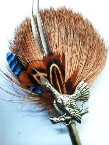 Prachtige broche hoedenspeld vogel, hertenhaar en veren beschikbaar voor biedingen