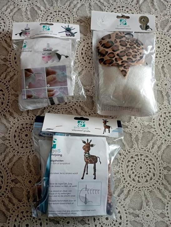 3 x viltpakket van "strengels" -  leeuw, koe en giraffe, Hobby en Vrije tijd, Vilt, Zo goed als nieuw, Figuurtje(s), Ophalen of Verzenden