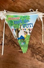 Watervaste vlaggetjes lijn met tekst hoera met de VUT !, Ophalen of Verzenden, Versiering