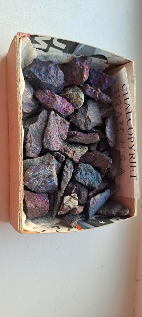 Doosje met stukjes Chalcopyriet, Verzamelen, Mineralen en Fossielen, Mineraal, Ophalen of Verzenden