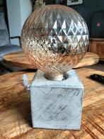 Grijze kubus tafellamp, lamp met goud kleurige bol, Huis en Inrichting, Lampen | Tafellampen, Industrieel,  modern, Ophalen of Verzenden