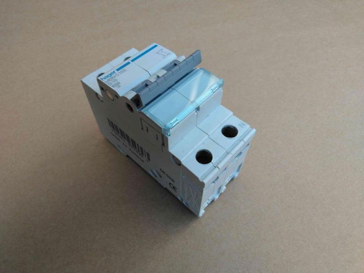 Installatieautomaat Hager MBN516E B16 met klein defect, Hobby en Vrije tijd, Elektronica-componenten, Gebruikt, Ophalen of Verzenden