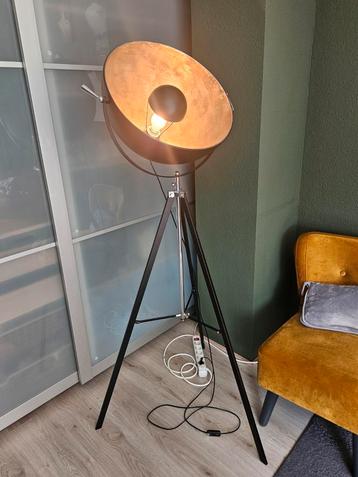 Prachtige vloerlamp zwart / goudkleurig, driepoot  beschikbaar voor biedingen
