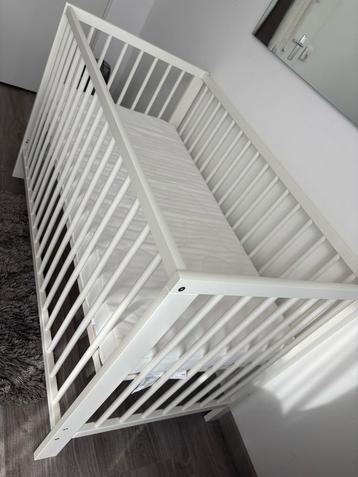 Ledikantje met matras beschikbaar voor biedingen
