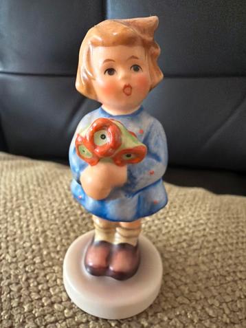 Goebel Hummeltje Meisje met Bloemen beschikbaar voor biedingen