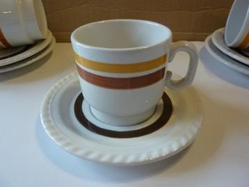 5 kop en schotels. vintage, retro beschikbaar voor biedingen