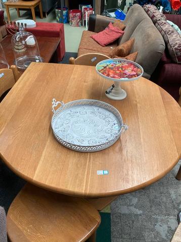Eetkamertafel met 4 stoelen  beschikbaar voor biedingen