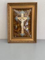 Crucifix in houten lijst met bol glas, ca jaren ‘50, Antiek en Kunst, Antiek | Religie, Ophalen of Verzenden