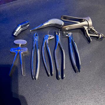 Antieke oude medische instrumenten beschikbaar voor biedingen