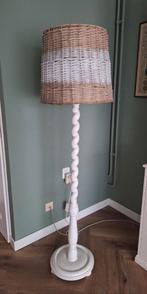 Staande lamp met rieten kap, Huis en Inrichting, Lampen | Vloerlampen, Ophalen, Zo goed als nieuw, 150 tot 200 cm