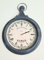 Grote Brocante Antraciet Grijze Klok - 55 40cm, Huis en Inrichting, Woonaccessoires | Klokken, Ophalen of Verzenden, Gebruikt