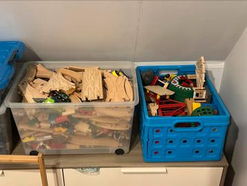 Heel veel houten trein beschikbaar voor biedingen