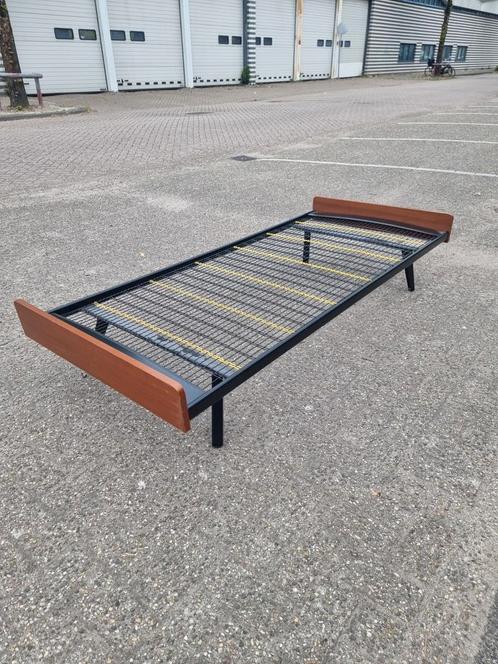 Vintage bed daybed ijzer en teak hoofdbord, Huis en Inrichting, Slaapkamer | Bedden, Zo goed als nieuw, Eenpersoons, 200 cm, Ophalen