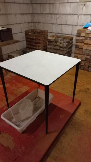 Oude kantinetafel 80x80 cm. beschikbaar voor biedingen
