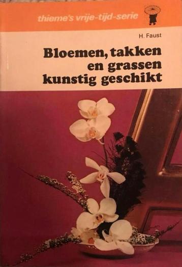 Bloemen, takken en grassen kunstig geschikt beschikbaar voor biedingen