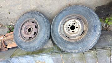 2 aanhanger banden met goed profiel - gratis af te halen beschikbaar voor biedingen