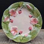 Barbotine Aardewerk Bord met Bloemen en Aardbeien, Antiek en Kunst, Ophalen of Verzenden