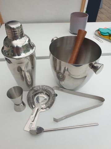 Cocktail set beschikbaar voor biedingen