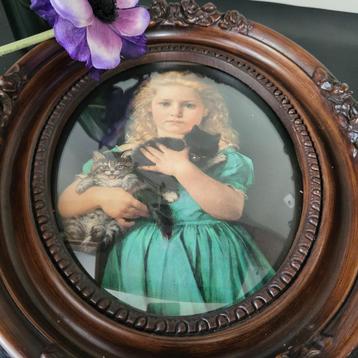 Ovalen antieke lijst met afbeelding, meisje met poes 29x34cm beschikbaar voor biedingen