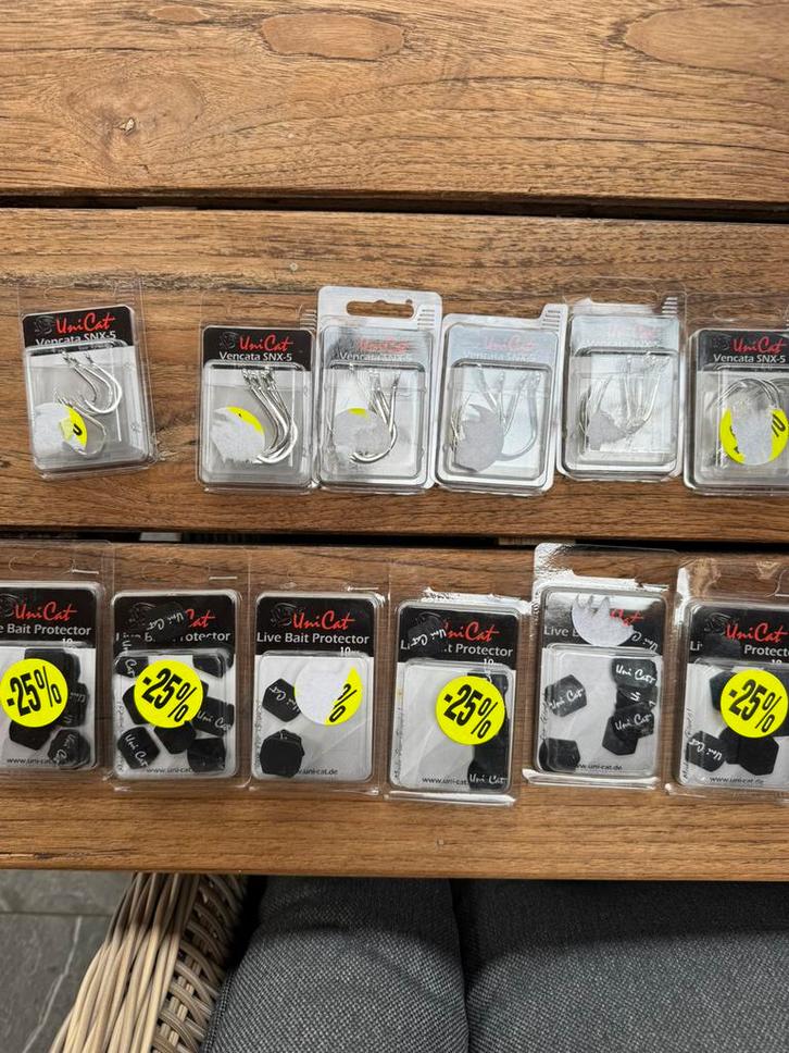 partijtje uni cat vencata snx-5 haken en live bait protector, Watersport en Boten, Hengelsport | Zeevissen, Nieuw, Haak, Ophalen of Verzenden