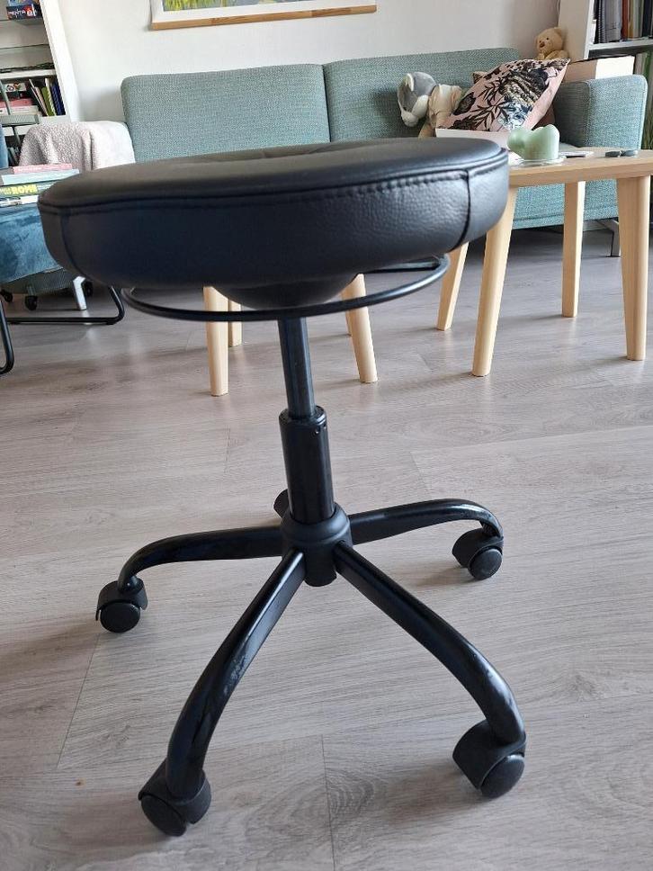 IKEA Blykobb verstelbare zit-sta kruk zwart, Huis en Inrichting, Bureaustoelen, Zo goed als nieuw, Bureaukruk, Zwart, Ergonomisch