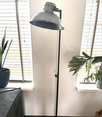 Vloerlamp industrieel landelijk grote kap beschikbaar voor biedingen