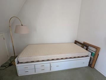 Bed uit korea, oud maar vrijwel niet gebruikt. Stevig matras beschikbaar voor biedingen