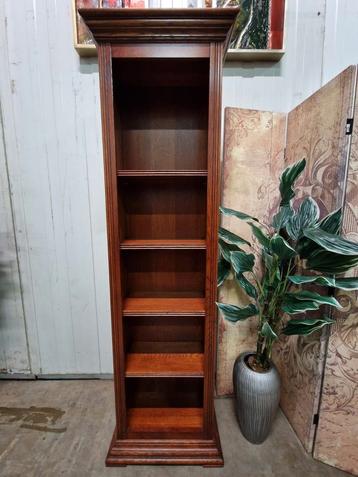 Klassieke Engelse boekenkast beschikbaar voor biedingen