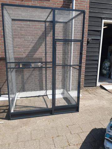 Nieuwe aluminium voliere met morsrand en voederplateau  beschikbaar voor biedingen